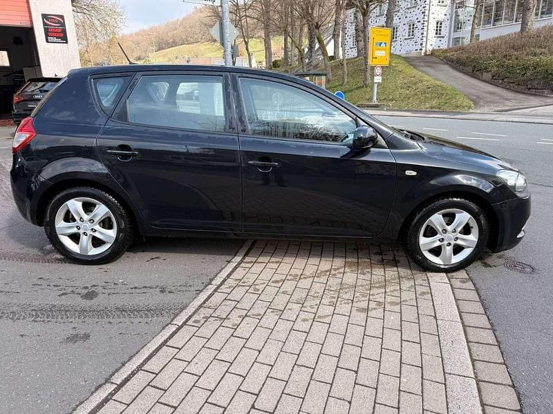 Gebraucht Kia Ceed 125 PS (91 kW) 2012 Schwarz Kleinwagen