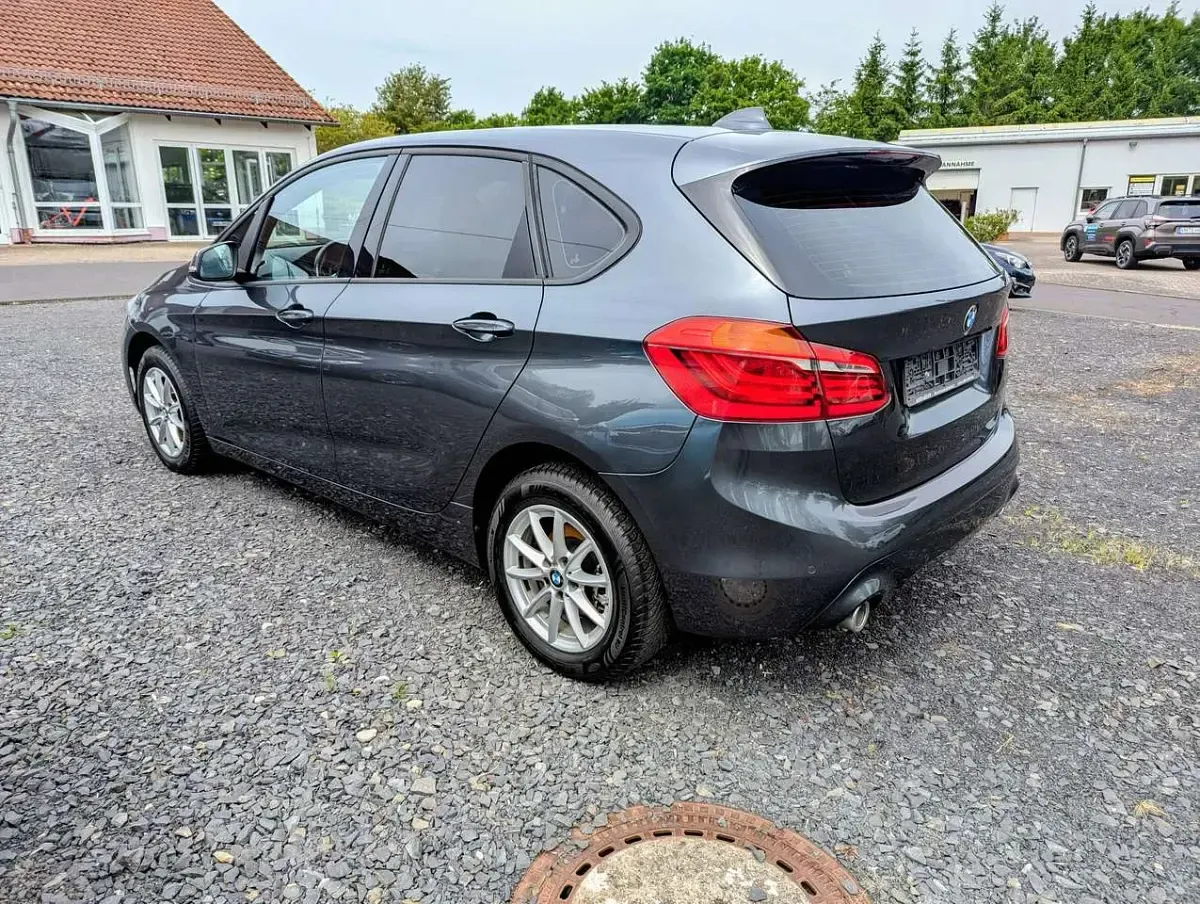 Gebraucht BMW 218 Advantage 150 PS (110 kW) 2018 Mineralgrau metallic Van / Kleinbus