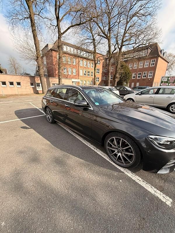 Gebraucht Mercedes E220 200 PS (147 kW) 2023 Schwarz Kombi