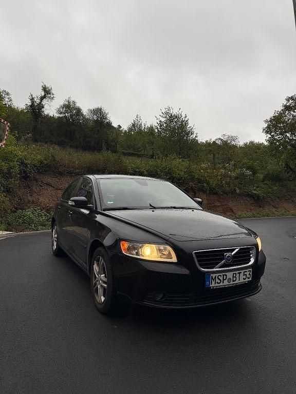 Schwarz Gebraucht 2009 Volvo S40 Limousine | 2.599 € (Fairer Preis) - Bild 1/4