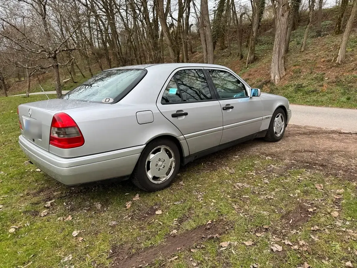 Gebraucht Mercedes C180 122 PS (89 kW) 1993 Silber Limousine