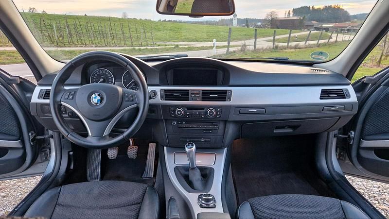 Gebraucht BMW 318 143 PS (105 kW) 2012 Grau Kombi
