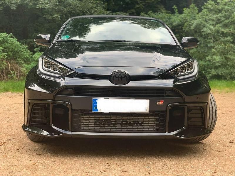 Schwarz Gebraucht 2024 Toyota Yaris Limousine | 46.990 € (Fairer Preis) - Bild 1/4