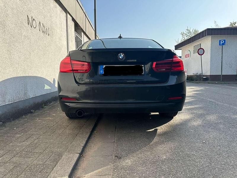 Schwarz Gebraucht 2018 BMW 318 Sport Line Limousine | 11.500 € (Fairer Preis) - Bild 1/4