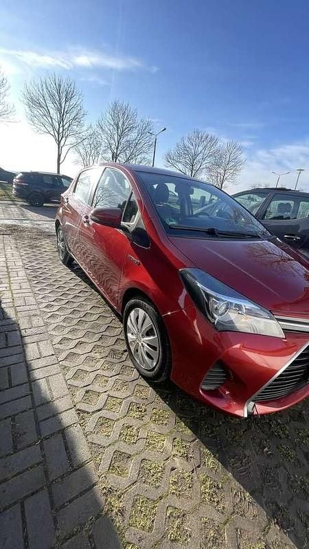 Gebraucht Toyota Yaris Hybrid 75 PS (55 kW) 2015 Rot Limousine