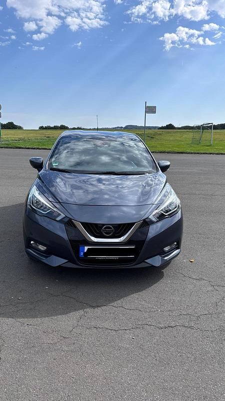 Grau Gebraucht 2017 Nissan Micra Tekna Kleinwagen | 10.700 € (Fairer Preis) - Bild 1/4