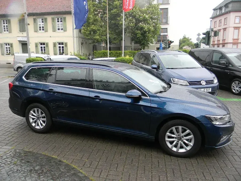 Gebraucht VW Passat Business 150 PS (110 kW) 2024 Blau Kombi