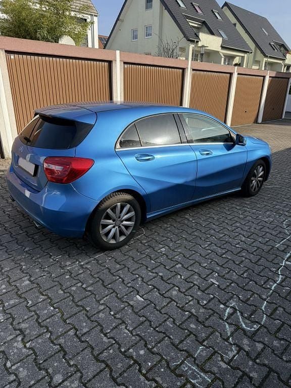 Gebraucht Mercedes A180 122 PS (89 kW) 2013 Blau Limousine