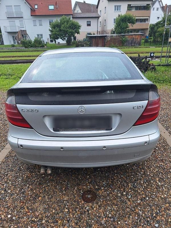 Silber Gebraucht 2004 Mercedes 220 Coupé | 850 € - Bild 1/4