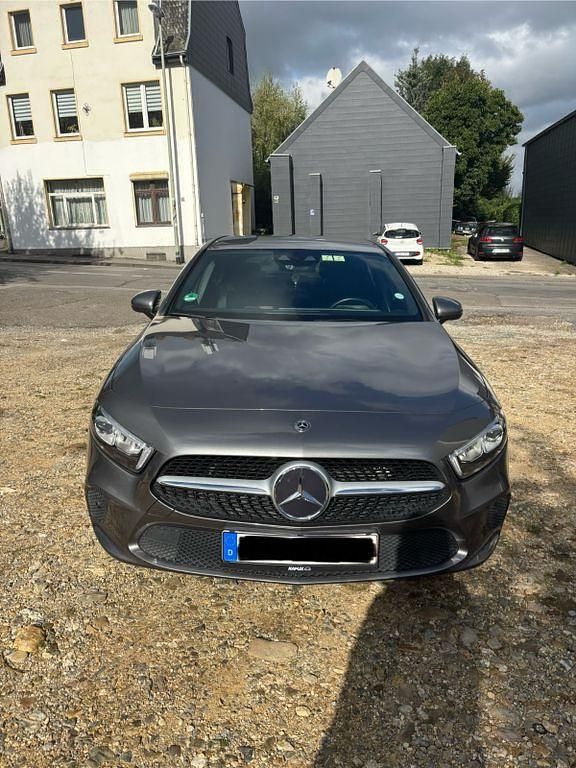 Grau Gebraucht 2019 Mercedes A180 Limousine | 20.000 € (Fairer Preis) - Bild 1/4