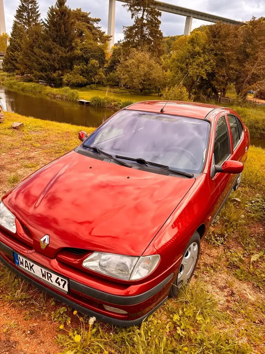 Używany Renault Mégane 75 KM (55 kW) 1998 Czerwony Sedan/Limuzyna