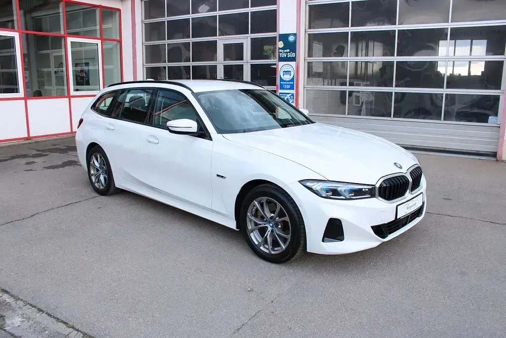 Gebraucht BMW 330e Sport Line 292 PS (214 kW) 2022 Weiß Kombi