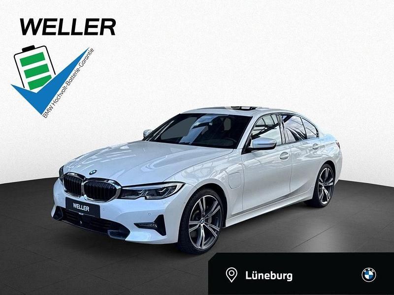 Mineralweiß (weiß) Gebraucht 2021 BMW 330e Shadowline Limousine | 31.990 € (Fairer Preis) - Bild 1/4