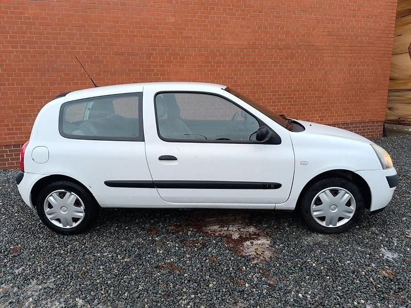 Gebraucht Renault Clio II 58 PS (42 kW) 2005 Weiß Limousine