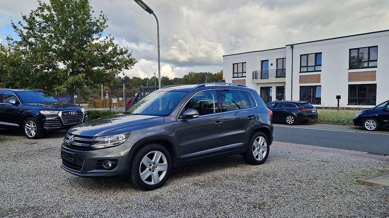 Grau Gebraucht 2016 VW Tiguan LOUNGE SUV | 11.950 € (Guter Preis) - Bild 1/4