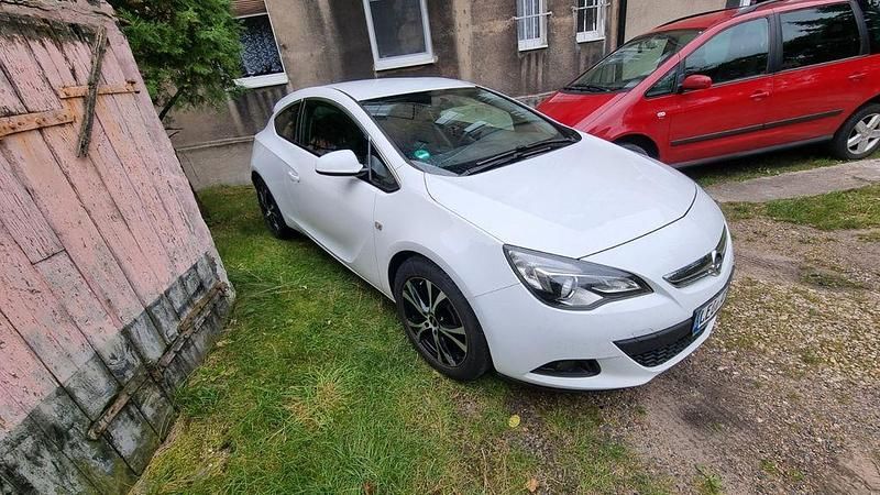 Weiß Gebraucht 2014 Opel Astra GTC S Limousine | 4.900 € (Fairer Preis) - Bild 1/4