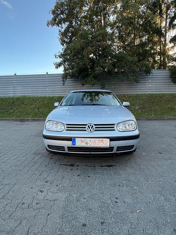 Grau Gebraucht 2005 VW Golf IV Kleinwagen | 1.300 € (Fairer Preis) - Bild 1/4