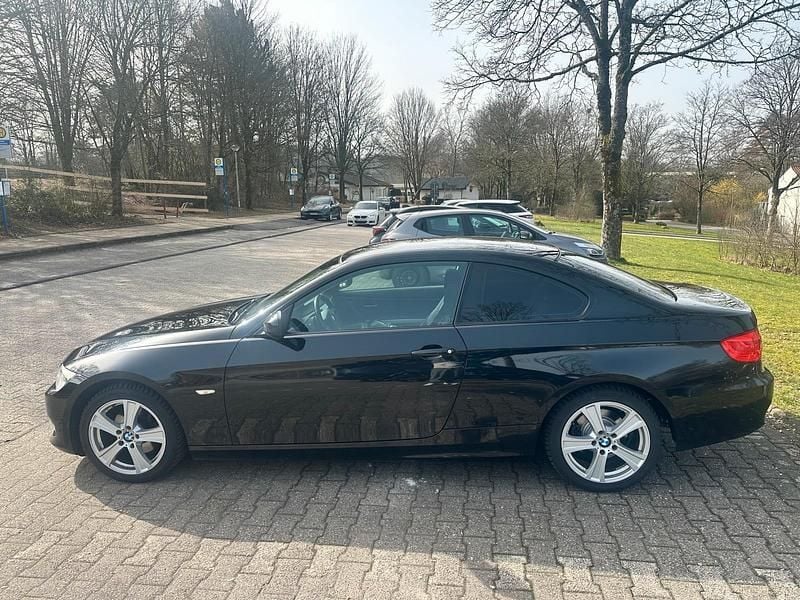 Gebraucht BMW 320 184 PS (135 kW) 2011 Schwarz Coupé