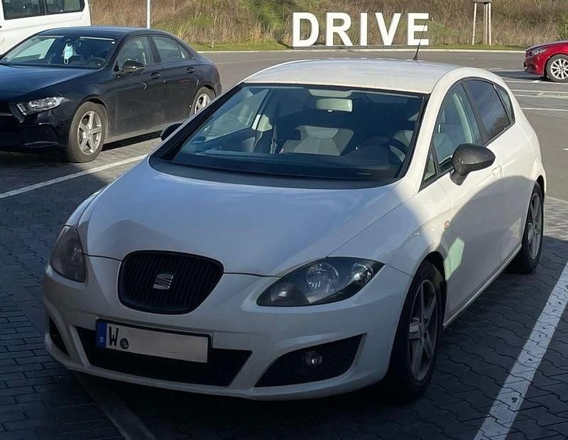 Weiß Gebraucht 2010 Seat Leon Style Limousine | 2.900 € (Fairer Preis) - Bild 1/1