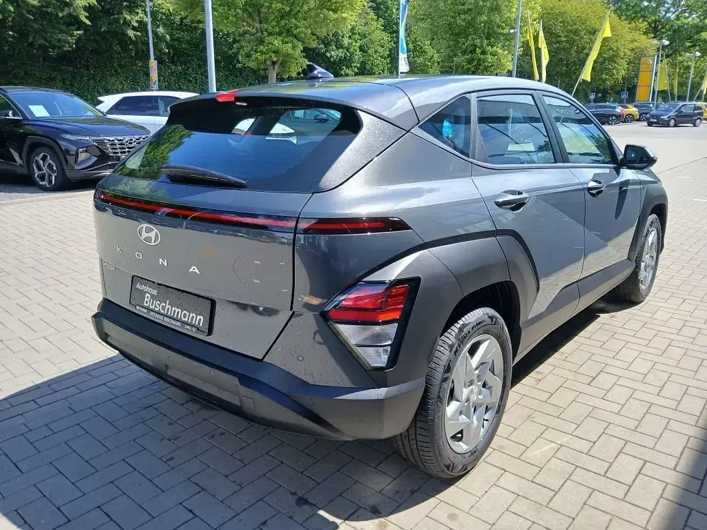 Neu Hyundai Kona Select 150 PS (110 kW) 2026 Grau SUV