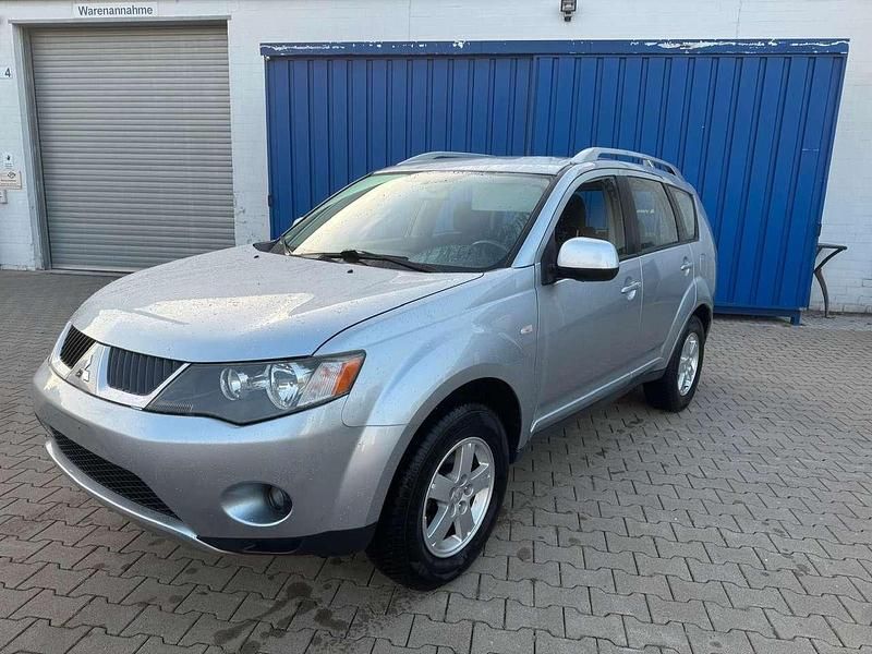 Coolsilber (m) Gebraucht 2007 Mitsubishi Outlander Invite SUV | 6.950 € (Fairer Preis) - Bild 1/4