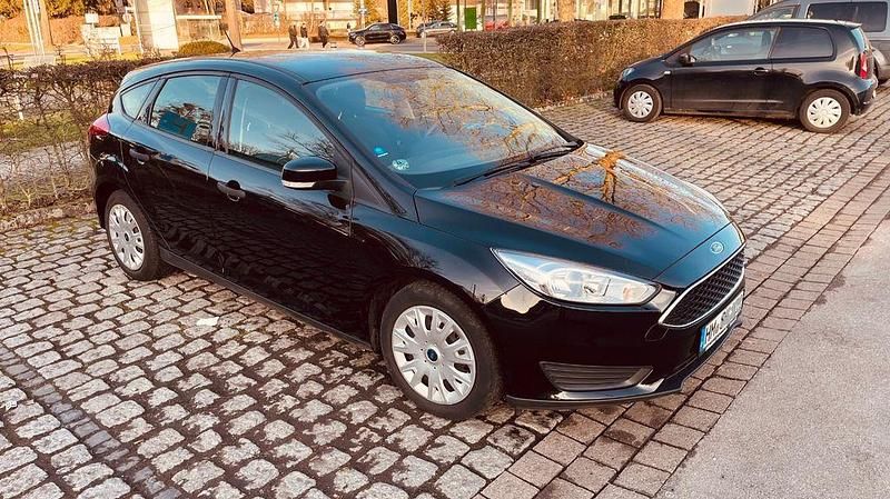 Schwarz Gebraucht 2016 Ford Focus Ambiente Limousine | 6.795 € (Fairer Preis) - Bild 1/4