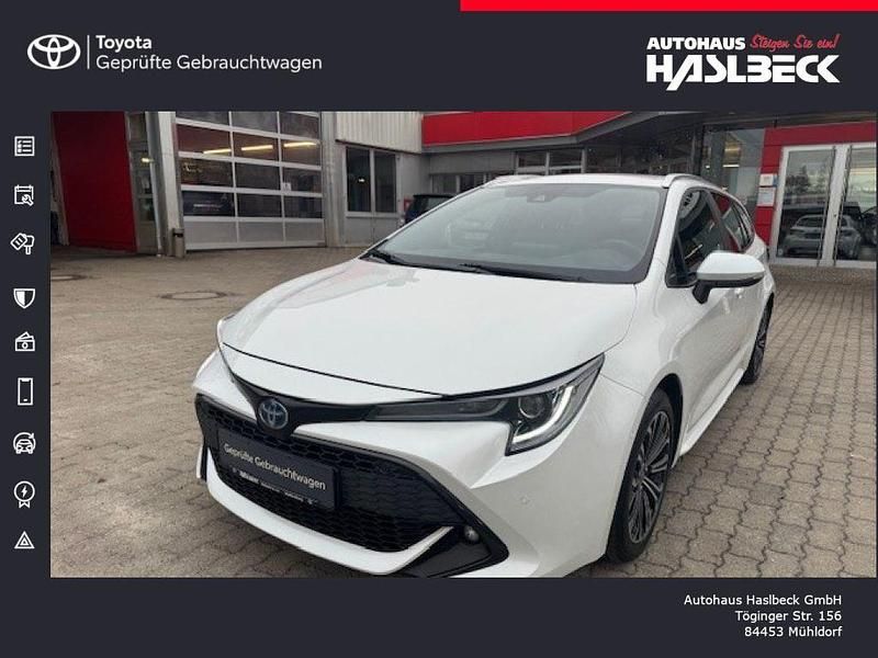 Pearl white metallic Gebraucht 2022 Toyota Corolla Team Kombi | 23.880 € (Fairer Preis) - Bild 1/4
