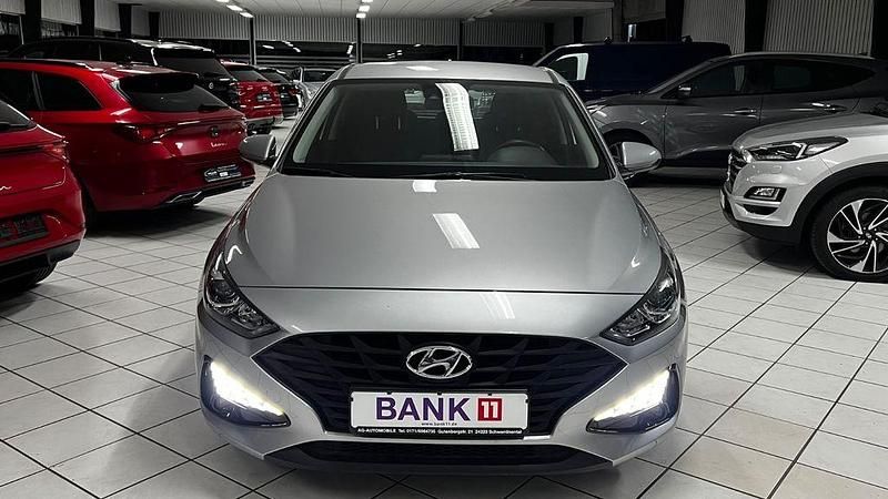 Silber Gebraucht 2021 Hyundai i30 Pure Limousine | 14.500 € (Guter Preis) - Bild 1/4