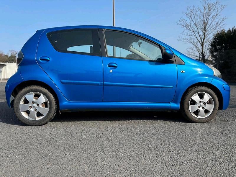 Gebraucht Toyota Aygo 69 PS (50 kW) 2010 Blau Kleinwagen