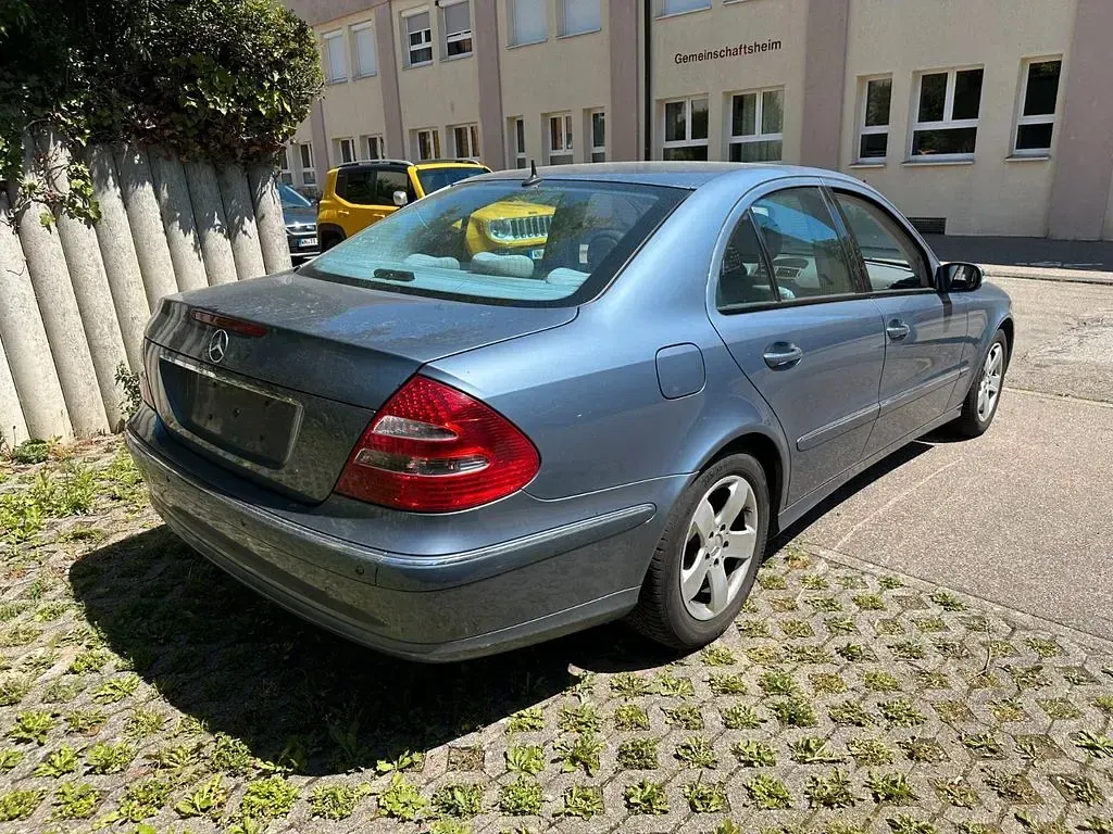 Gebraucht Mercedes E240 Avantgarde 177 PS (130 kW) 2002 Blau Limousine