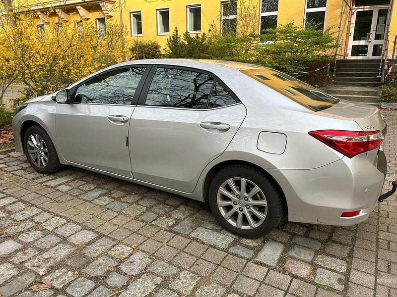 Gebraucht Toyota Corolla Multidrive S 132 PS (97 kW) 2015 Silber Limousine
