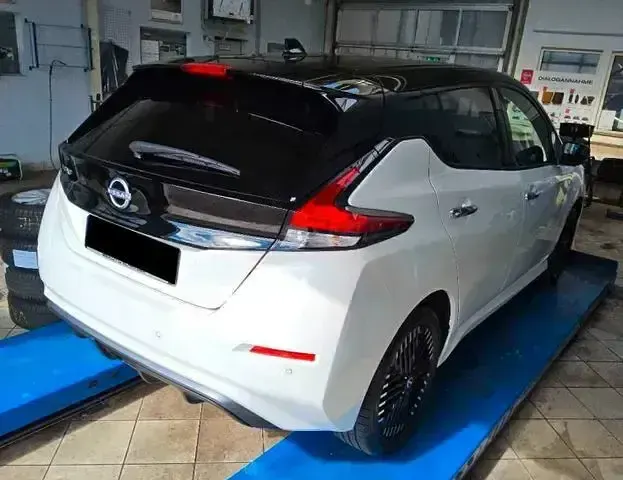 Gebraucht Nissan Leaf N-Connecta 160 kW (218 PS) 2024 Pearl white/black m Kleinwagen