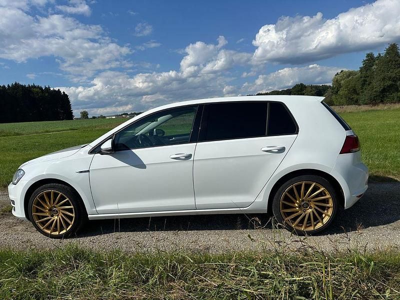 Weiß Gebraucht 2016 VW Golf VII LOUNGE Limousine | 10.199 € (Teuer) - Bild 1/4