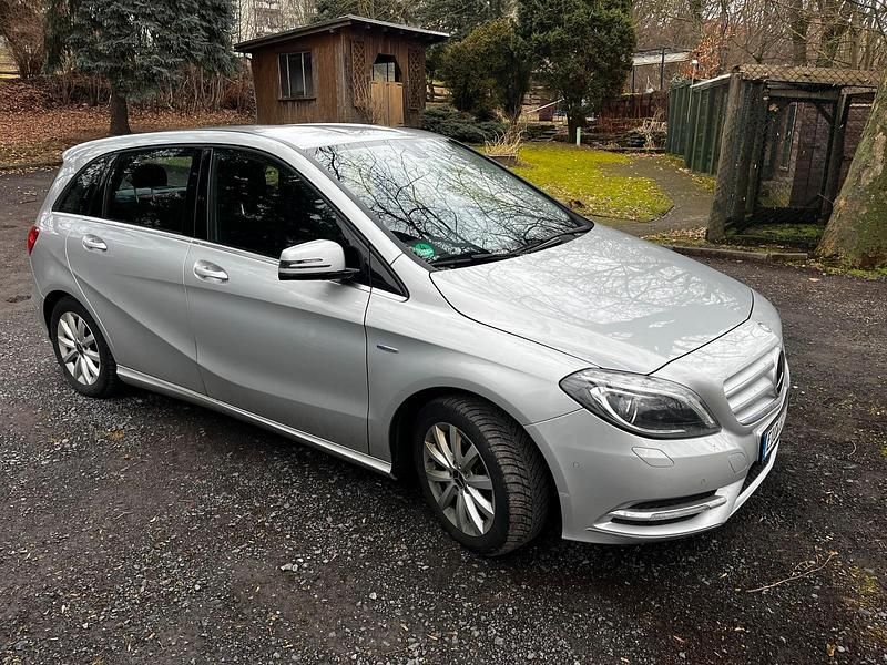 Gebraucht Mercedes B200 156 PS (114 kW) 2012 Silber Van / Kleinbus