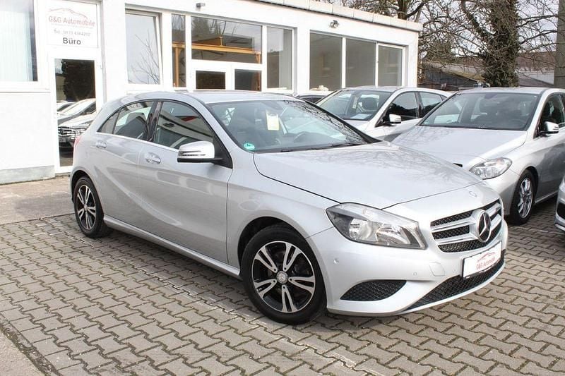 Gebraucht Mercedes A180 Style 122 PS (89 kW) 2014 Silber Limousine