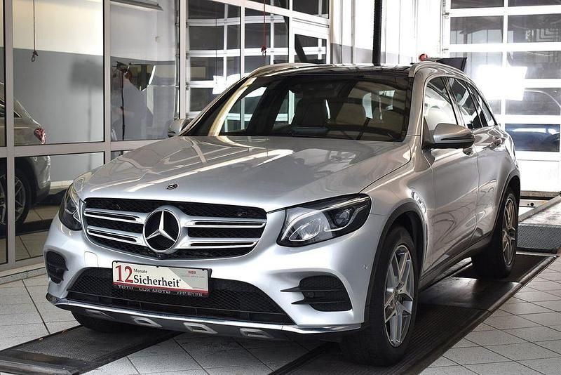 Silber Gebraucht 2018 Mercedes GLC250 AMG line SUV | 30.350 € (Teuer) - Bild 1/4
