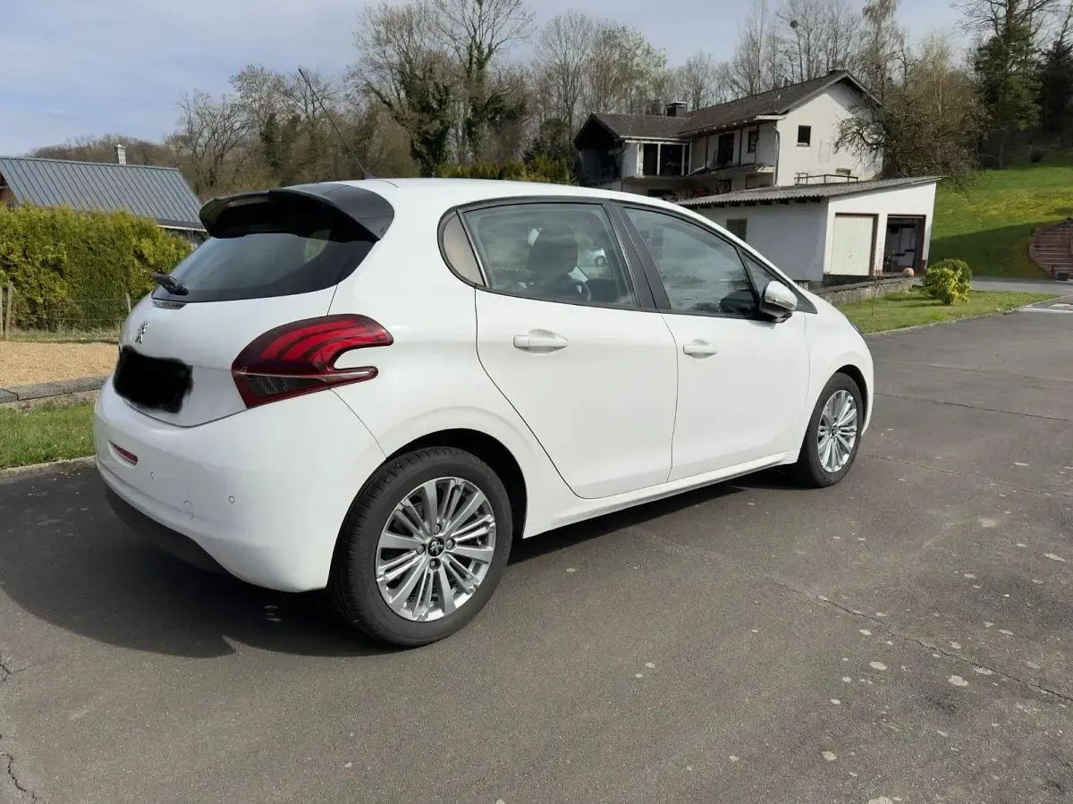 Gebraucht Peugeot 208 Active 99 PS (72 kW) 2017 Weiß Kleinwagen