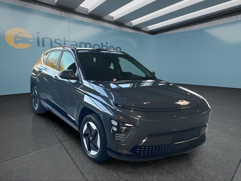 Grau Neu 2024 Hyundai Kona Trend SUV | 40.899 € (Teuer) - Bild 1/4