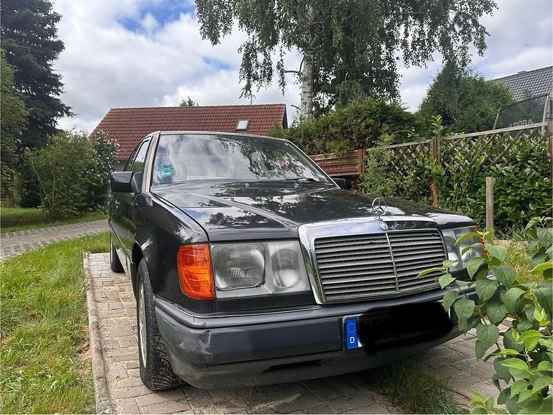 Grau Gebraucht 1990 Mercedes E200 Limousine | 4.500 € - Bild 1/4