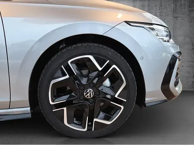 Neu VW Golf VIII R-line 150 PS (110 kW) 2025 Silber Limousine