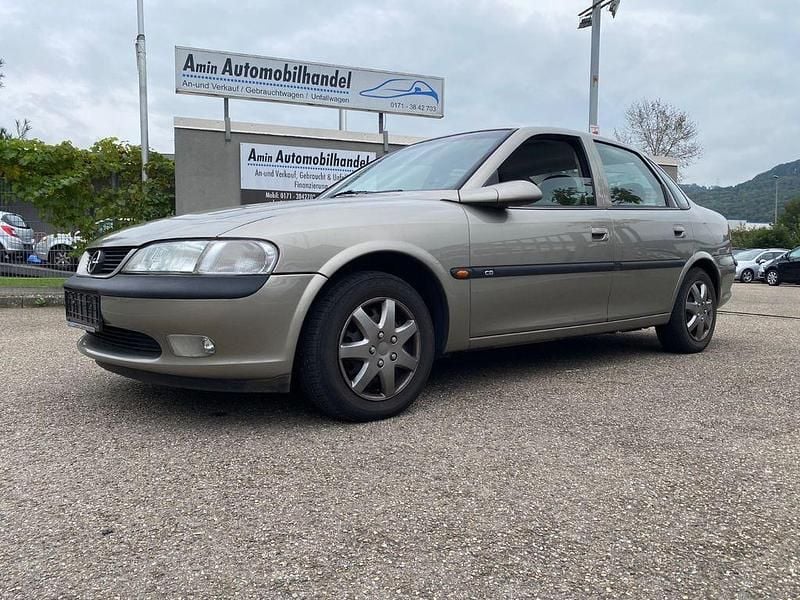 Grau Gebraucht 1996 Opel Vectra Limousine | 1.090 € (Superpreis) - Bild 1/4