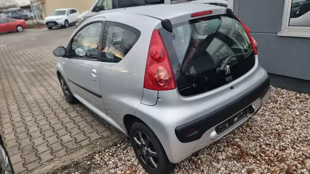 Gebraucht Peugeot 107 68 PS (50 kW) 2009 Silber Kleinwagen