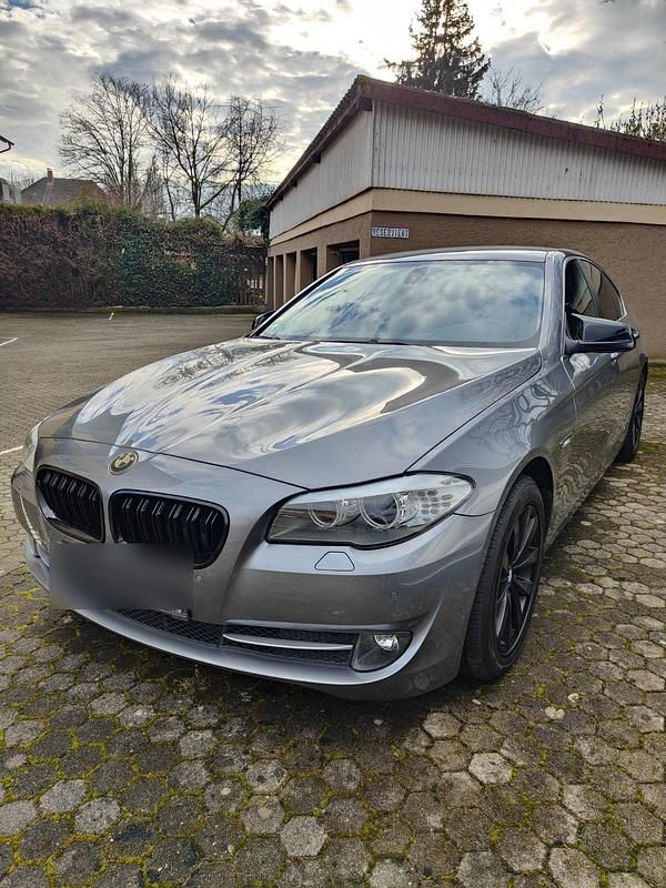 Grau Gebraucht 2010 BMW 528 Limousine | 10.990 € (Fairer Preis) - Bild 1/4