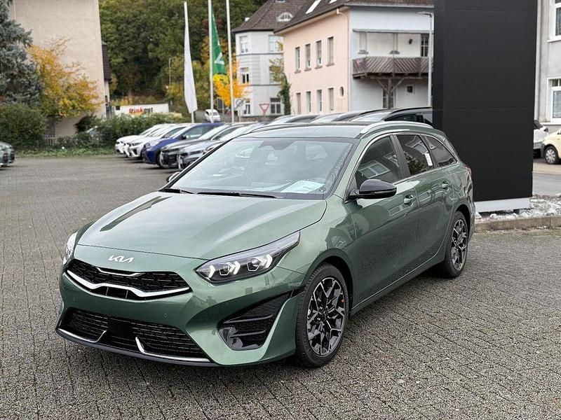 Grün Neu 2025 Kia Ceed Sportswagon GT-Line Kombi | 32.490 € (Teuer) - Bild 1/4