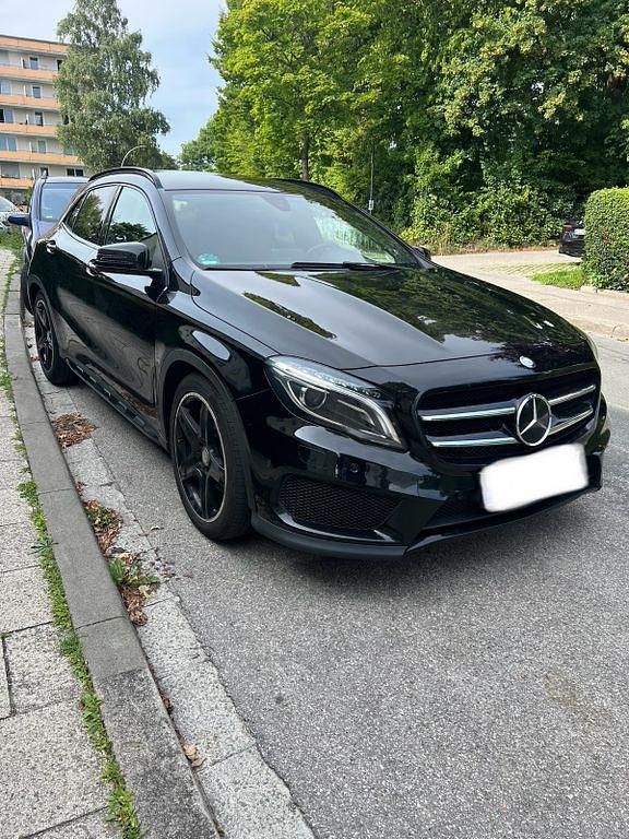 Schwarz Gebraucht 2016 Mercedes GLA250 SUV | 15.500 € (Fairer Preis) - Bild 1/4