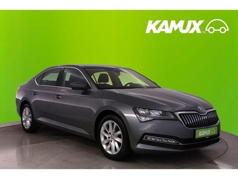 Silber / grau Gebraucht 2023 Skoda Superb Style Limousine | 23.490 € (Superpreis) - Bild 1/4