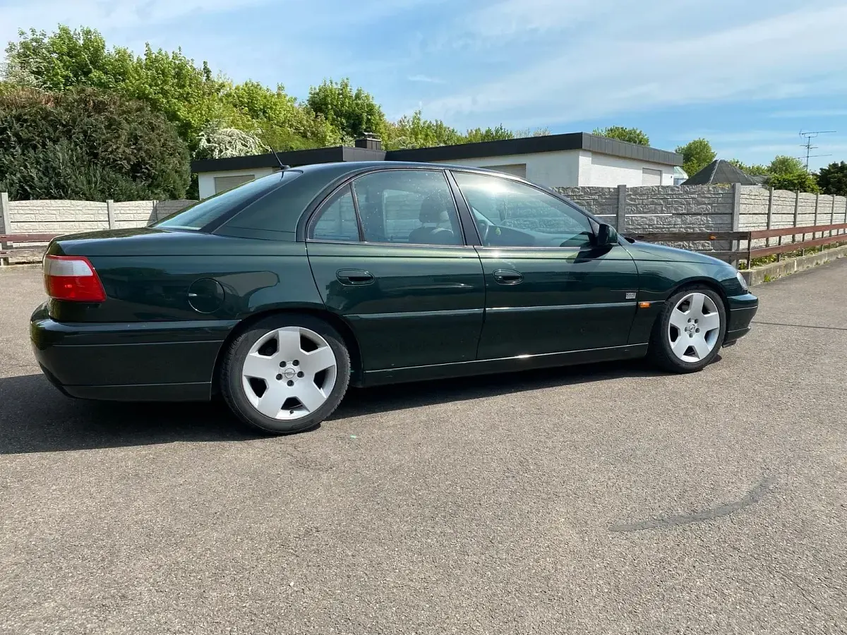 Usata Opel Omega 207 CV (152 kW) 2000 Verde Berlina