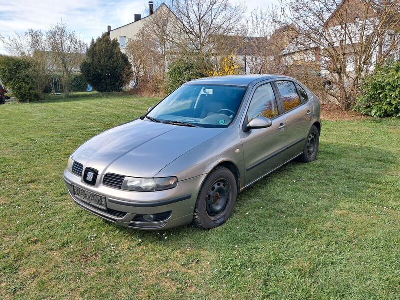 Grau Gebraucht 2004 Seat Leon Limousine | 500 € (Superpreis) - Bild 1/4