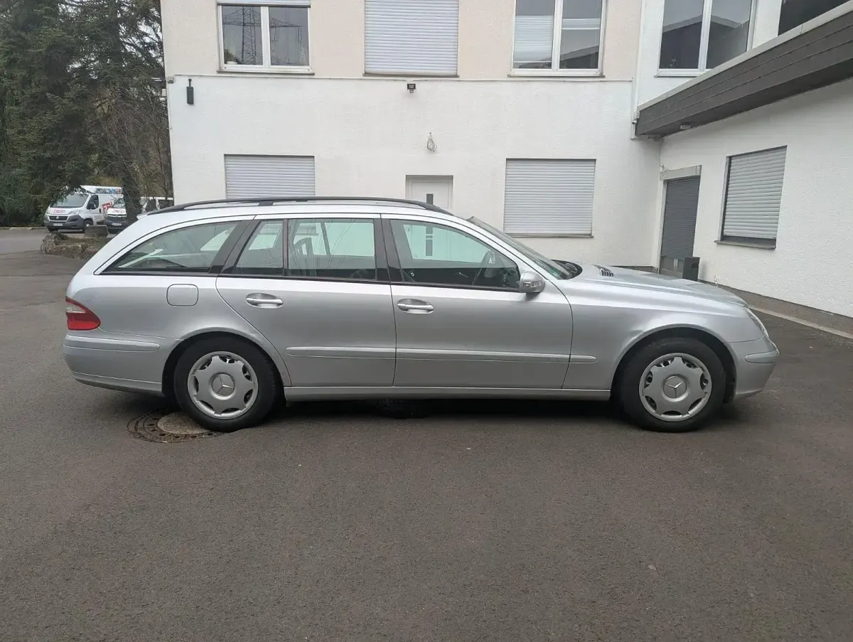 Używany Mercedes E280 Classic 190 KM (139 kW) 2005 Srebrny Kombi