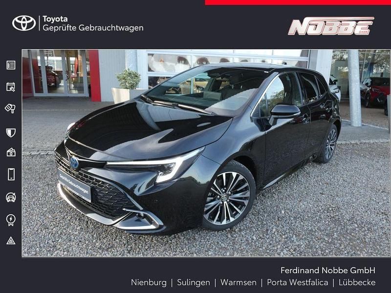 Mysticschwarz mica (metallic) Gebraucht 2024 Toyota Corolla Team Limousine | 26.900 € (Fairer Preis) - Bild 1/4
